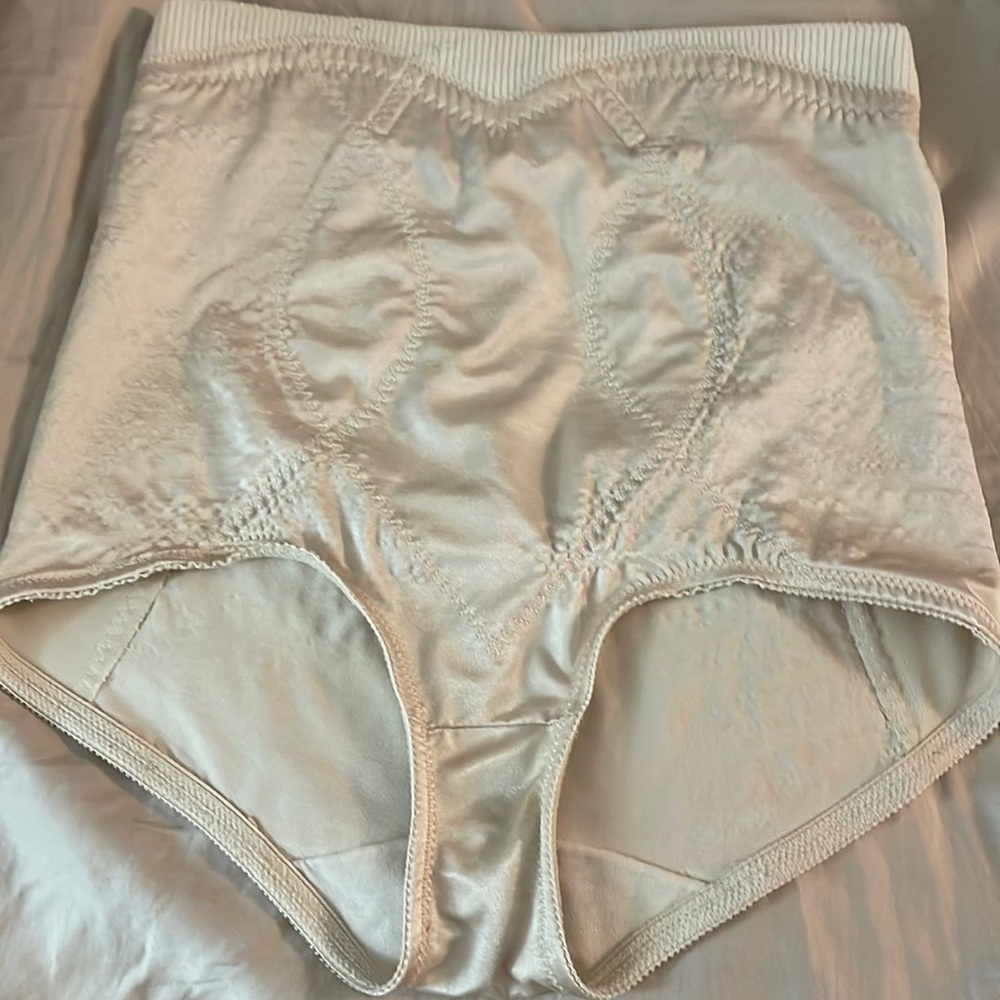 Flexees womens shapewear beige. Measures approx. 13 inches across waist.size xl.